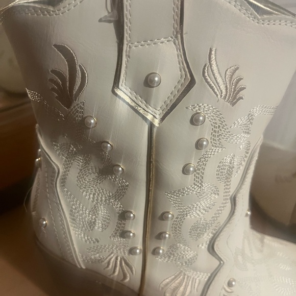 White Cream Pearl Western Booties with Pearl Gold Accents Size 10 WW - Picture 8 of 16